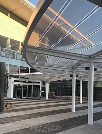 Das einlagige Texlon® ETFE Vordach sorgt für eine geschützte Ankunft am Adelaide Airport.