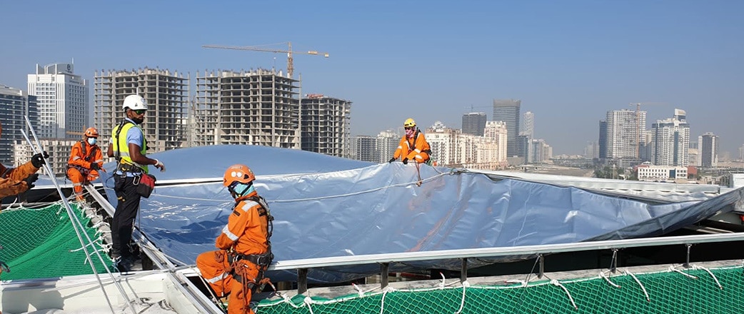 Unser Team installiert rautenförmige Texlon® ETFE Kissen auf der Baustelle der Royal Grammar School Guildford in Dubai.