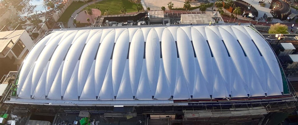 32 ellipsenförmige Texlon® ETFE Kissen mit einer Fläche von 1,655 m² schützen die Gäste vor Sonne und Hitze.