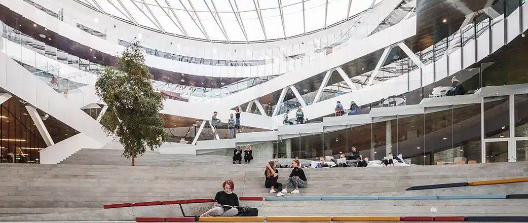 The transparent Texlon® ETFE cushions allow for abundant daylight to enter the space, while still shelter it from the outsite climate.