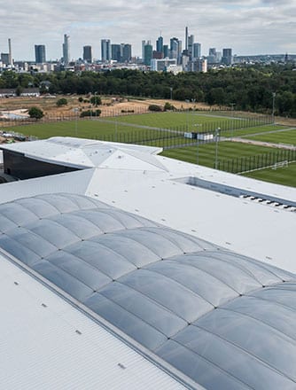 Die großen ETFE Kissen überdachten ein Indoor-Spielfeld, sowie eine Mehrzweckhalle.