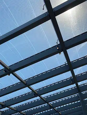 Das Sonnenlicht fällt durch die transparenten ETFE-Kissen der Überdachung.