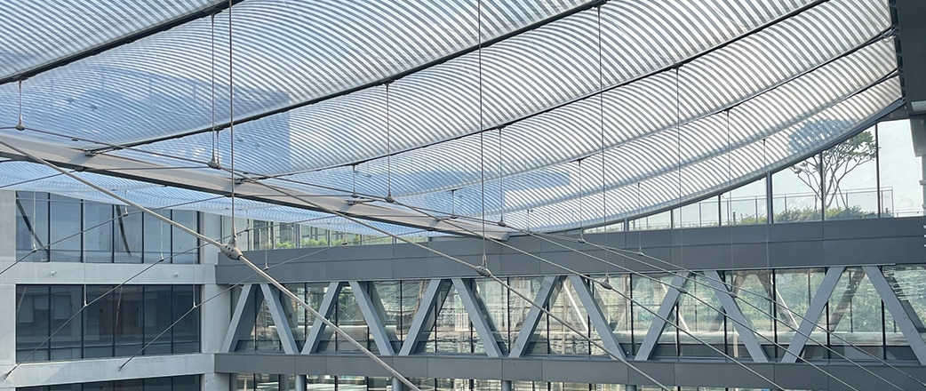 The Texlon® ETFE roof of the courtyards at Surbana Jurong Campus are supported by a one-of-a-kind cable strcuture.
