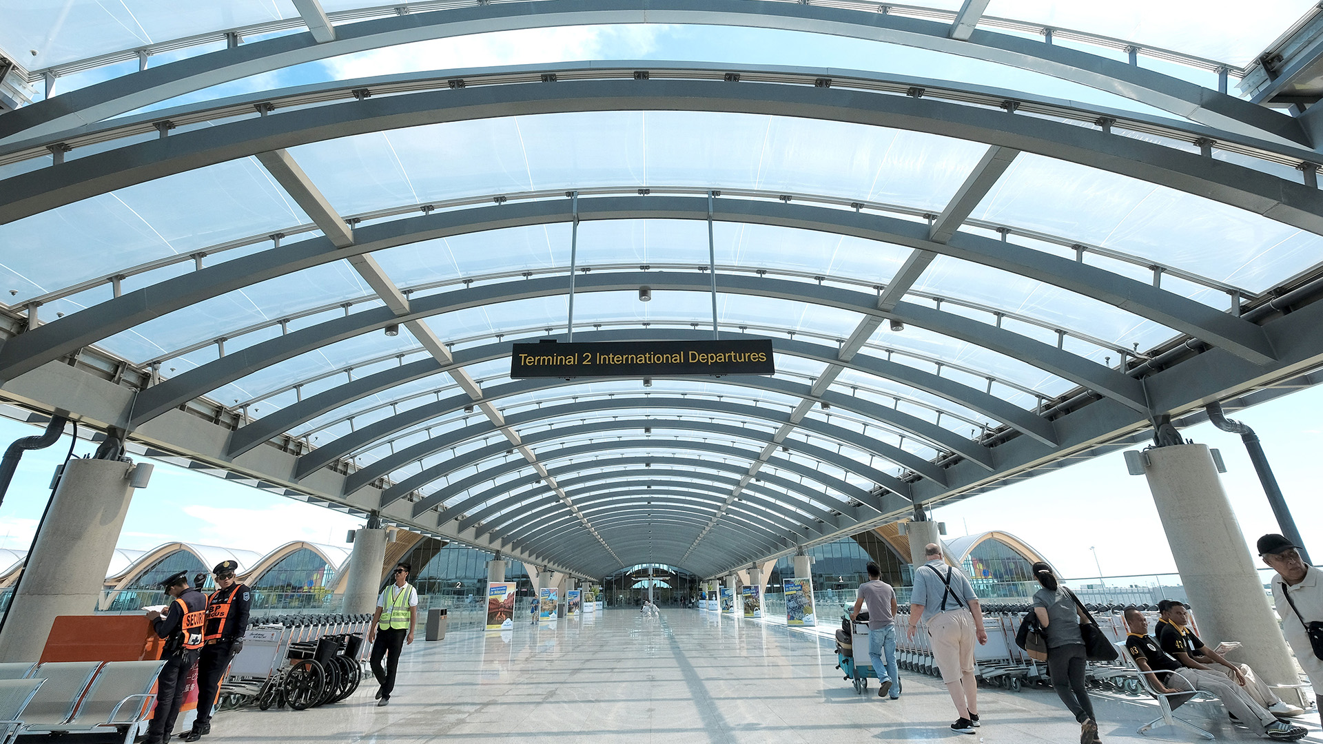 Im Drop-Off Bereich des Mactan-Cebu International Airports schützt ein großes Texlon® ETFE-Dach Reisende vor Wind und Wetter.