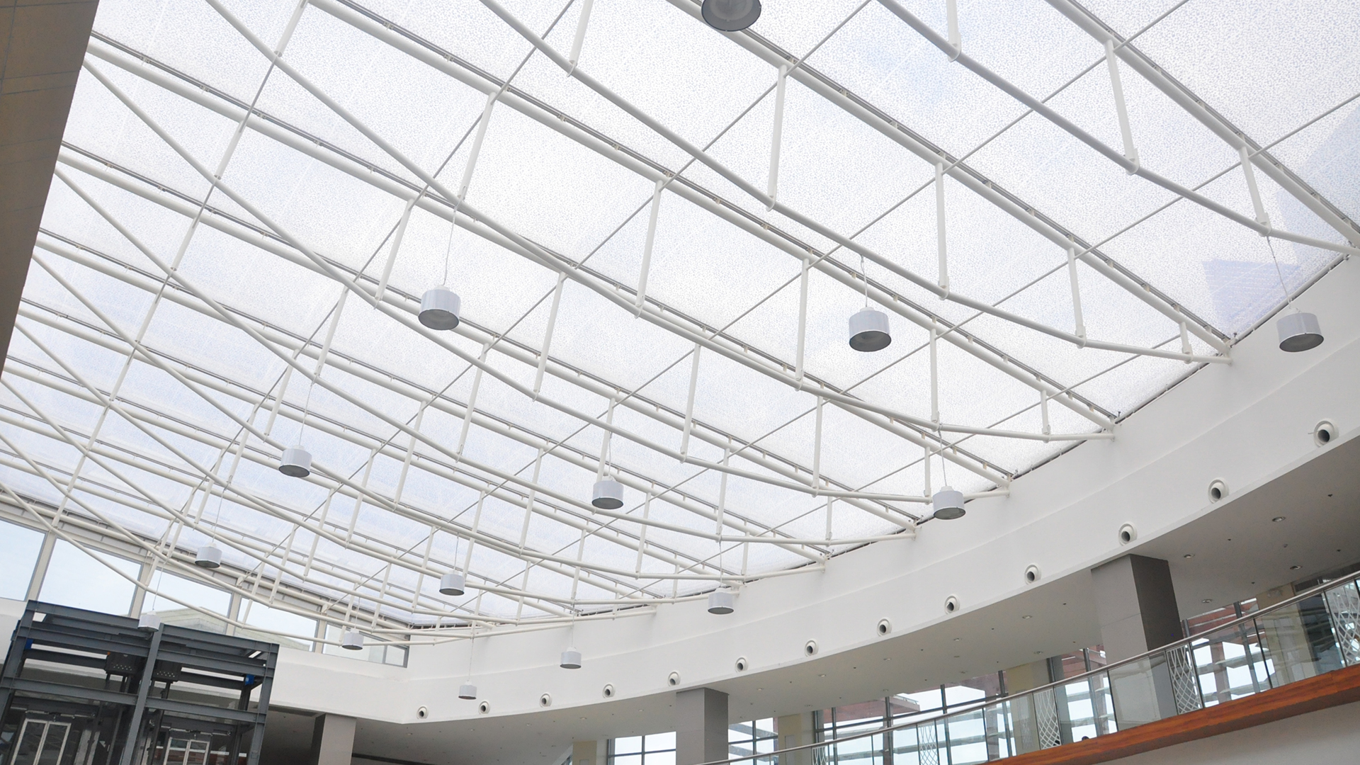 The atrium of the KCC Mall in the Philippines is covered by a printed Texlon® ETFE roof.
