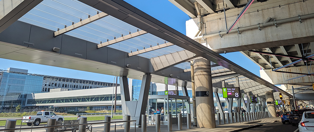 Der blaue Himmel ist durch das Texlon® ETFE-Vordach zu sehen.