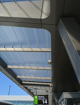 Das neue Texlon® ETFE-Vordach am Terminal A empfängt die ankommenden Reisenden.