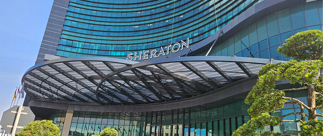 The entrance of the Sheraton Kuching Hotel features a beautiful ETFE canopy realized by vector foiltec.

