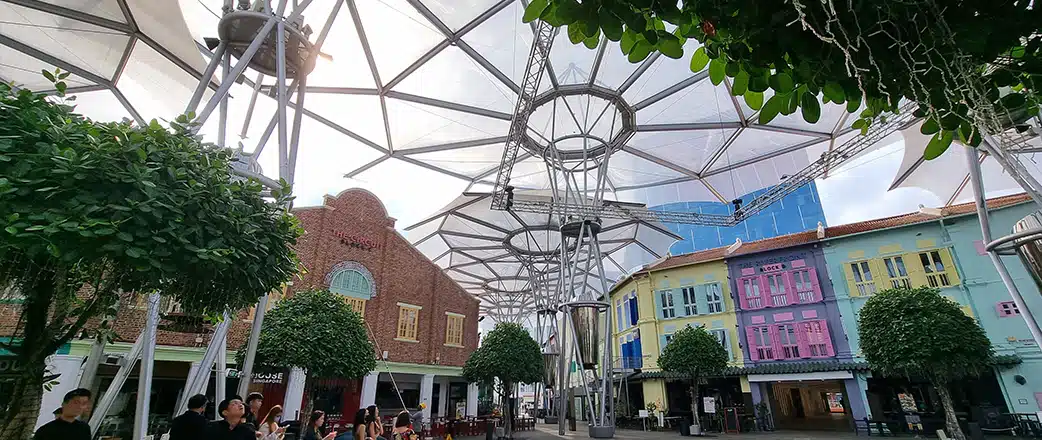 Die Texlon® ETFE-Überdachungen von Clarke Quay bieten Komfort und Ästhetik.